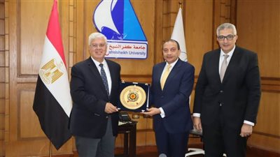 وزير التعليم العالي يكرم الدكتور منصور حسن لمجهوداته خلال رئاسته لجامعة بني سويف
