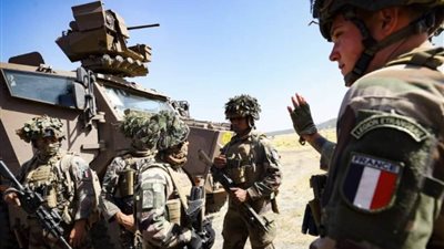 فرنسا تنسحب عسكريًا من غرب أفريقيا وتسعى لإيجاد بدائل للحفاظ على علاقاتها مع دول المنطقة