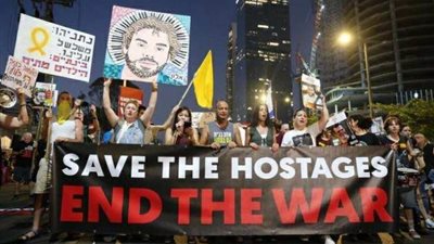 آلاف الإسرائيليين يتظاهرون مطالبين بعودة الأسرى ووقف الحرب