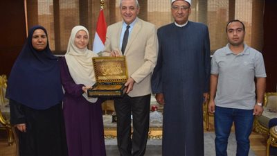 بالصور.. محافظ الغربية يكرم طالبتين من أوائل الثانوية الأزهرية على الجمهورية