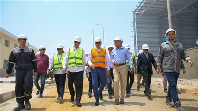 وزير قطاع الأعمال يتفقد ميدانيًا أعمال إعادة تشغيل مصنع بلوكات الأنود بالسخنة