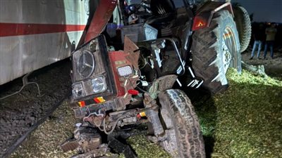 دون إصابات.. قطار يصطدم بجرار زراعي في البحيرة