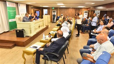محافظ أسيوط يشهد حلقة نقاشية حول آليات تعزيز مشاركة المجتمع في التصدي للتغيرات المناخية 