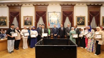 محافظ القاهرة يمنح 30 طالبًا وطالبة من أوائل الثانوية العامة والدبلومات شهادات تقدير تكريمًا لهم