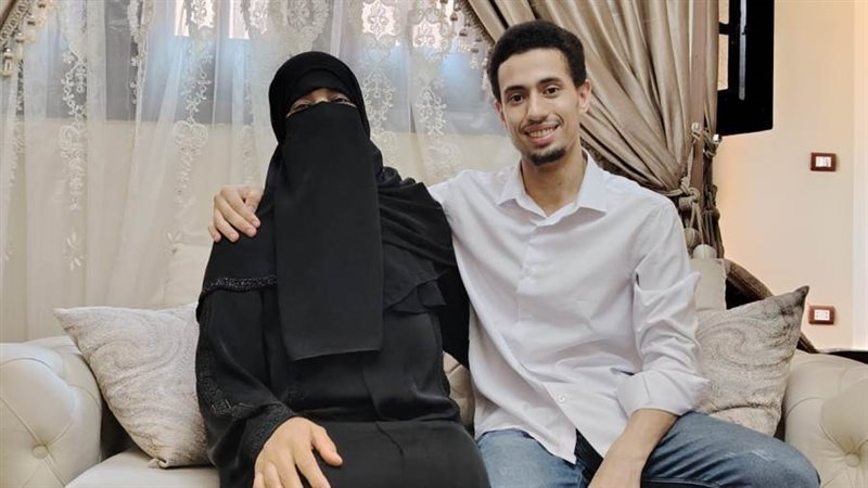 السادس جمهوريا ووالدته