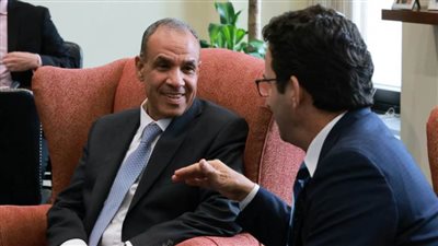 وزير الخارجية والهجرة يلتقي السيناتور 