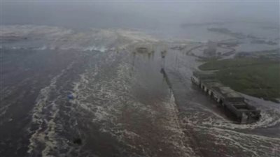 أمواج تسونامي تضرب 