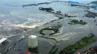 بعد موجة تسونامي.. بلدة روسية تغمرها المياه