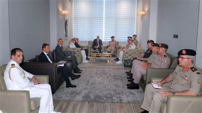 وزير الدفاع يناقش مع نظيره الإيطالي التعاون العسكري وتبادل الخبرات لكلا البلدين