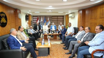 وزير قطاع الأعمال ومحافظ الإسكندرية يبدآن جولة تفقدية بلقاء عدد من نواب البرلمان