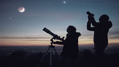 23 ظاهرة فلكية تضيء سماء أغسطس.. من زخات الشهب إلى اقترانات الكواكب والقمر