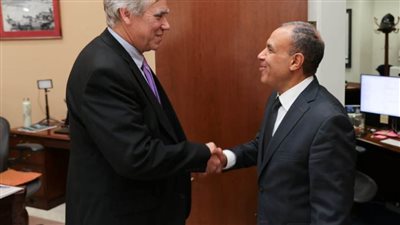 وزير الخارجية والهجرة يلتقي السيناتور 
