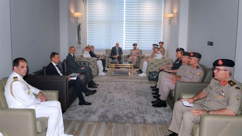 وزير الدفاع يناقش