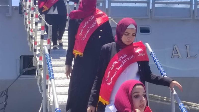 زيارة طلابية لقاعدة