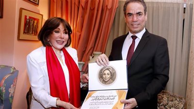 عاجل| بالفيديو.. المسلماني يمنح وسام ماسبيرو للفنانة القديرة لبني عبدالعزيز 