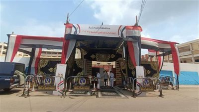 بأعلام مصر والمراوح العملاقة.. لجان انتخابات مجلس الشيوخ تستعد لاستقبال الناخبين