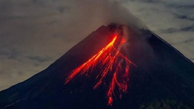 ثوران بركان ليووتوبي في إندونيسيا وارتفاع عمود الرماد إلى 10 كيلومترات