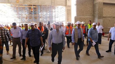 الوزير يتفقد مواقع العمل بمشروع الخط الأول من القطار الكهربائي السريع السخنة/العلمين/مطروح