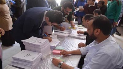 توافد أعضاء اتحاد المهن الطبية للتسجيل في جمعيتهم العمومية بدار الحكمة اليوم