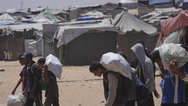 فلسطينيين ينتظرون