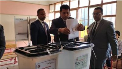 وزير الشباب والرياضة يدلي بصوته الانتخابي بلجنة مدرسة الطبري بالشروق 