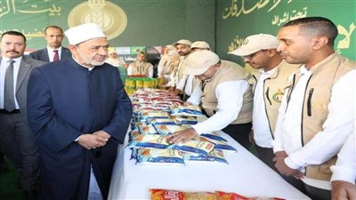 الإمام الأكبر يتفقَّد تجهيزات القافلة الإغاثية التي يطلقها بيت الزكاة والصدقات إلى قطاع غزة