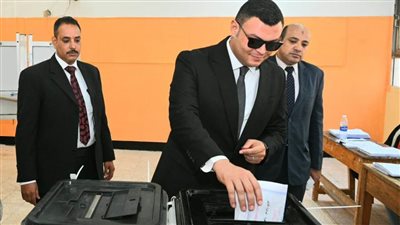 وزير الإسكان يدلي بصوته بانتخابات مجلس الشيوخ