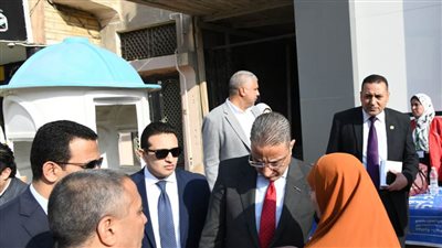 محافظ الفيوم يتابع سير العملية الانتخابية.. وإقبال متزايد من المواطنين للمشاركة بانتخابات الشيوخ