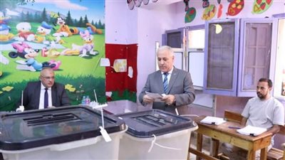 رئيس الهيئة الوطنية للصحافة يدلي بصوته في انتخابات الشيوخ 2025