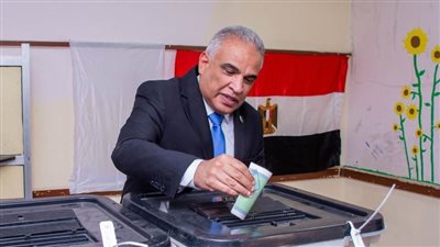 بالصور.. رئيس جامعة طنطا يدلي بصوته في انتخابات مجلس الشيوخ