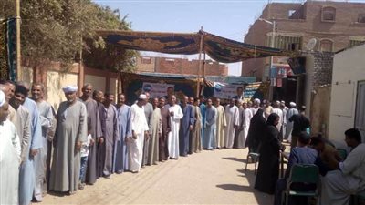 أطول طابور للناخبين فى انتخابات الشيوخ بلجنة مدرسة أحمد الليثي بأسوان .. صور