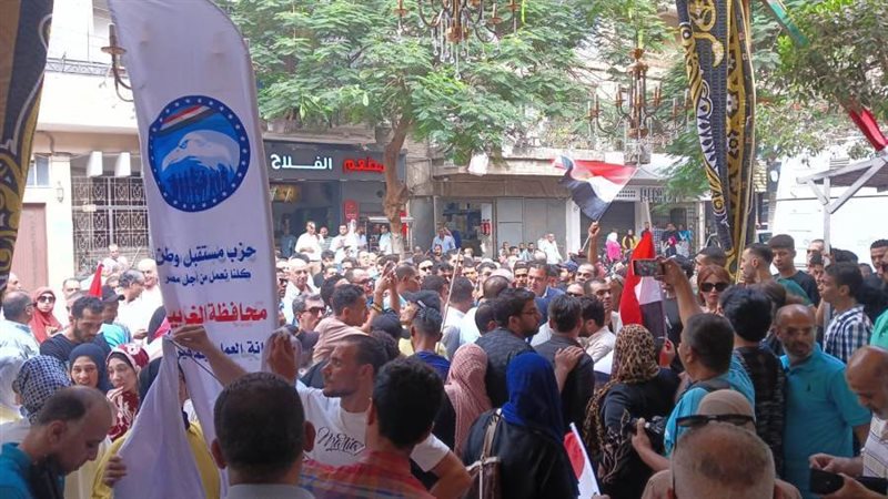 اصطفاف الناخبين مدرسة