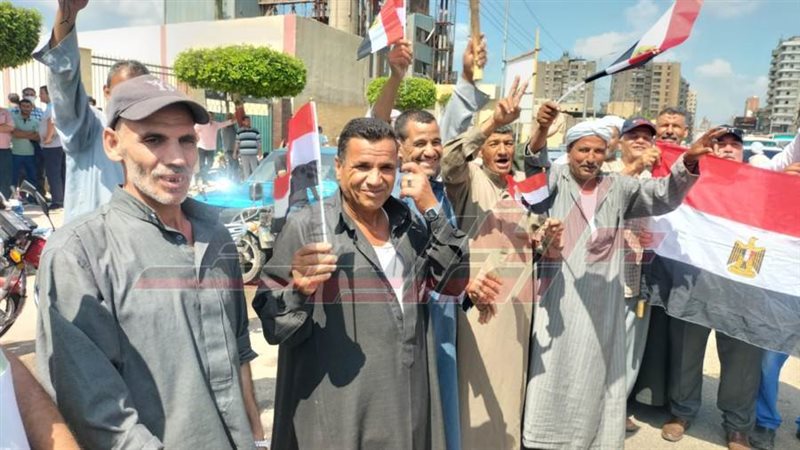 مواطنون يرفعون أعلام