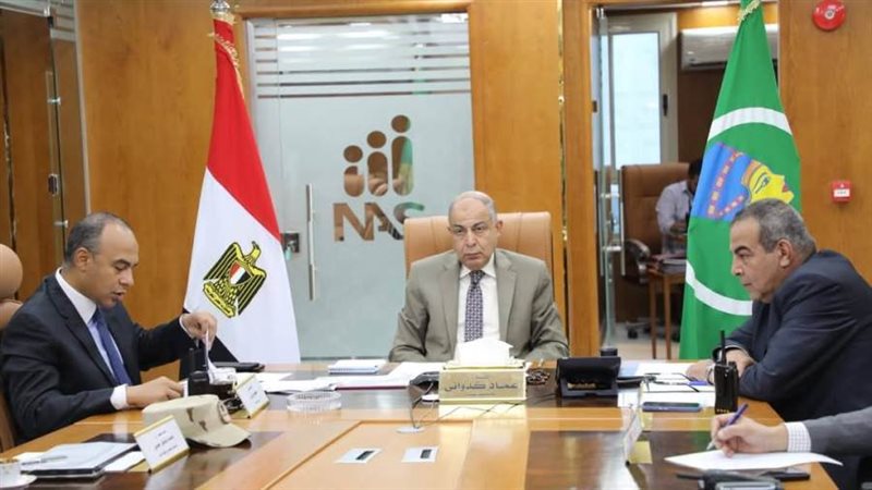 محافظ المنيا بمركز