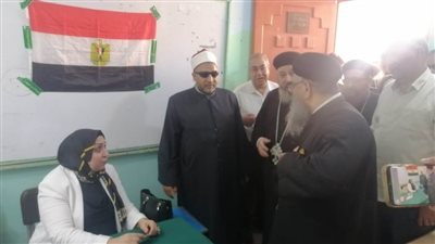 صور.. الشيخ والقس جنبا إلى جنب خلال التصويت بانتخابات مجلس الشيوخ بالفيوم 