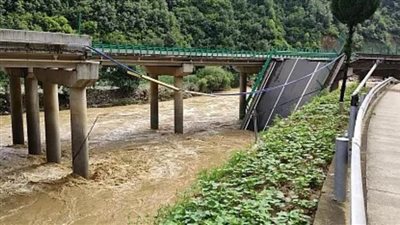 مصرع 5 أشخاص وإصابة 24 آخرين إثر سقوط جسر معلق شمال غربي الصين