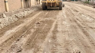 بالصور.. رصف طريق 194 بمركز 