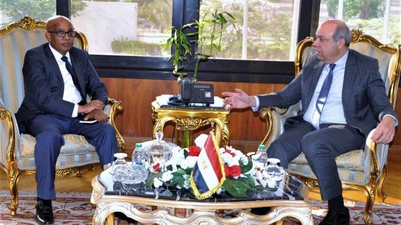 وزير الطيران مع نائب