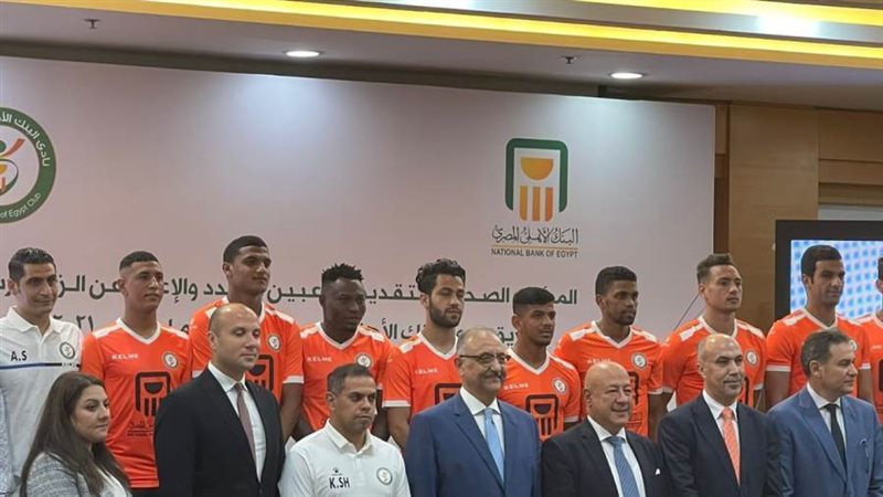 رئيس البنك مع الصفقات