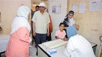 محافظ المنيا يتفقد فعاليات القوافل الطبية المجانية ببني مزار 