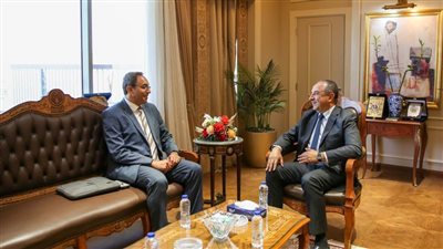 وزير قطاع الأعمال يستقبل محافظ قنا