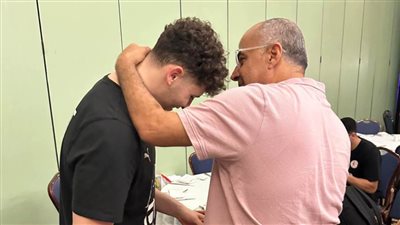 طارق محروس يحتفل مع لاعبي منتخب مصر بالتأهل لربع نهائي مونديال اليد تحت 19 عامًا