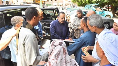 محافظ أسيوط يوجه بعلاج رضيعة تعاني من مشكلة بالشريان في ذراعها 