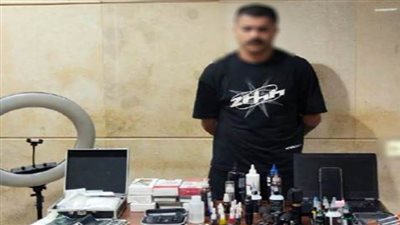 ضبط صانع محتوى نشر مقاطع فيديو أثناء رسمه 