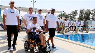 بدء محاولة القبطان ولاء حافظ لتحقيق رقم قياسي جديد في الغطس تحت الماء لمريض بشلل رباعي 