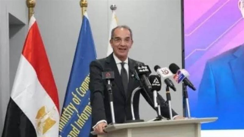 وزير الاتصالات خلال