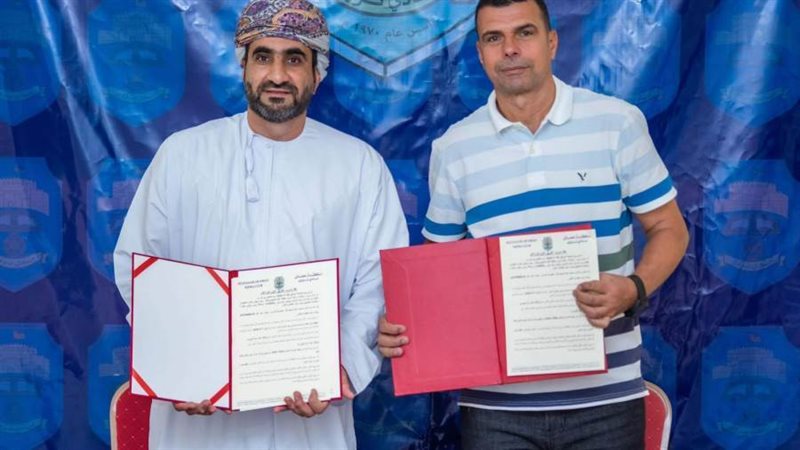 أكرم خلال توقيع العقد