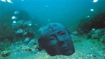 انتشال قطع أثرية غارقة في الإسكندرية