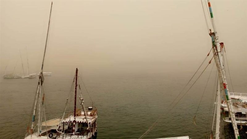 عاصفة ترابية بأسوان