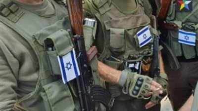 مقاتلون دروز سوريون يظهرون بسترات إسرائيلية خلال احتجاجات بالسويداء